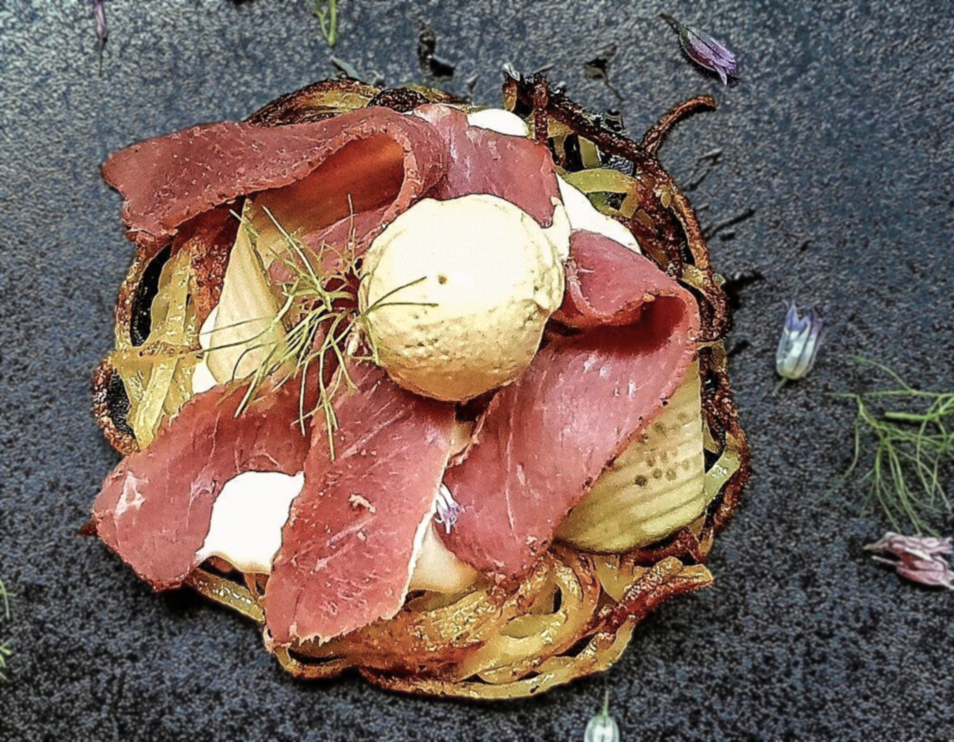 «Pastrami» mit Bergkartoffelrösti, Remouladensauce und eingelegten Gurken